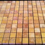 Mozaika Trawertynowa Golden Sienna 2,3x2,3 cm wymiary płytki na siatce 30,5x30,5x1 cm struktura powierzchni antykowana