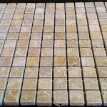 Mozaika Trawertynowa Midas Brown 2,3x2,3 cm wymiary płytki na siatce 30,5x30,5x1 cmstruktura powierzchni:antykowana