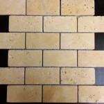 Mozaika Trawertynowa Classic 4,8x10 cm wymiary płytki na siatce 30,5x30,5x1 cm struktura powierzchni żywicowana polerowana