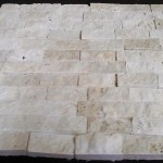 Mozaika Trawertynowa Classic 2,3x4,8 cm wymiary płytki na siatce 30,5x30,5x1 cm struktura powierzchni : łupana